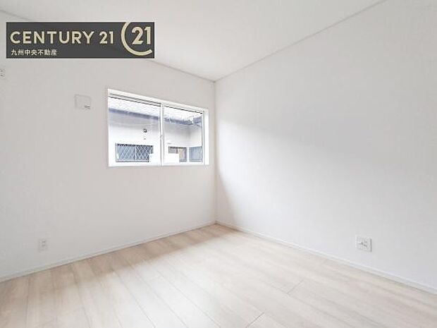 【子供部屋】学習机やベッドの配置がしやすい空間です。