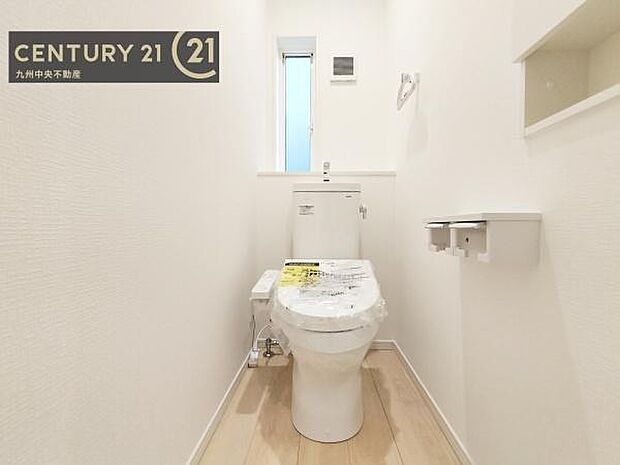 【トイレ】汚れてもサッとひと拭きでお手入れ簡単、エコ仕様の温水洗浄便座付きのトイレです。バリアフリーにも配慮しています。