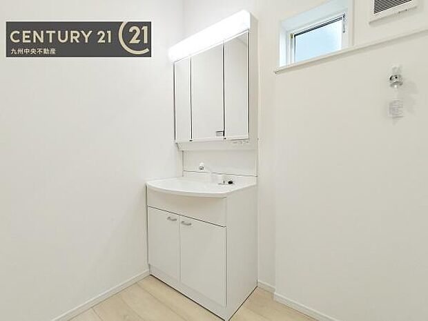 【洗面所】ゆとりの洗面スペースで朝の身支度も快適スムーズに。