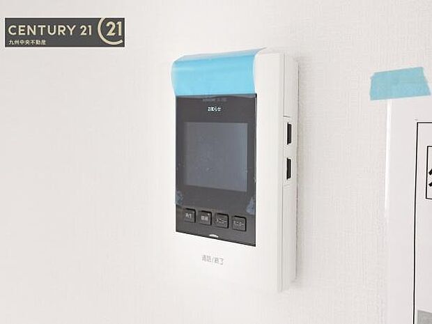 【TVモニターホン】TVモニターホン付きの玄関は、訪問者の顔を見て、応答することができます。センサーライトで、夜の帰宅も明るく照らしてくれます。