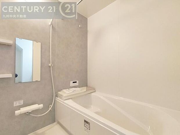 【ユニットバス】浴室暖房乾燥機付きで雨の日が多い梅雨の時期も安心です。また、冬のヒートショック対策としても活躍します。