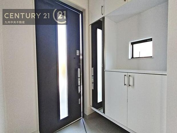 【玄関】玄関をスッキリに見せるために、シューズボックスを設置しました。オシャレは足元から。