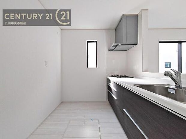 【キッチン】家族との会話を楽しめながら、お子様を見守りながら、お料理をすることができます。