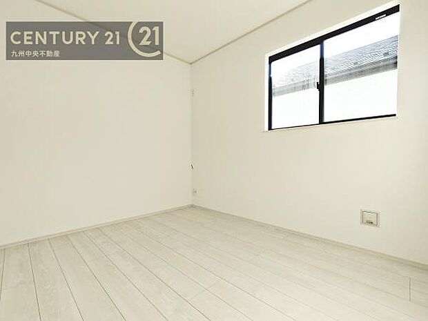 【子供部屋】学習机やベッドの配置がしやすい空間です。