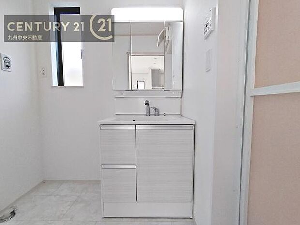 【洗面所】広々とした洗面スペースで朝時間も快適に。鏡の両サイドは、必要なものを取り出しやすく、大きな鏡面で朝の準備もスムーズに。