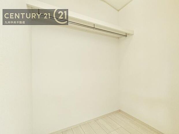 【ウォークインクローゼット】大型収納で片付け安心、生活にゆとりができ、お部屋もスッキリします。