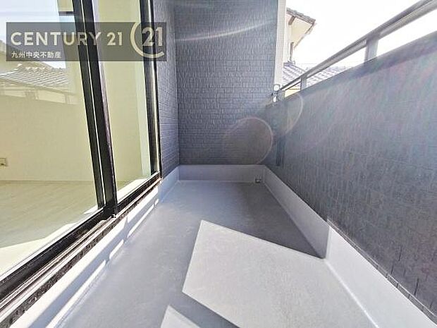 【バルコニー】日当たり良好なバルコニー。洗濯物やお布団もポッカポカに。