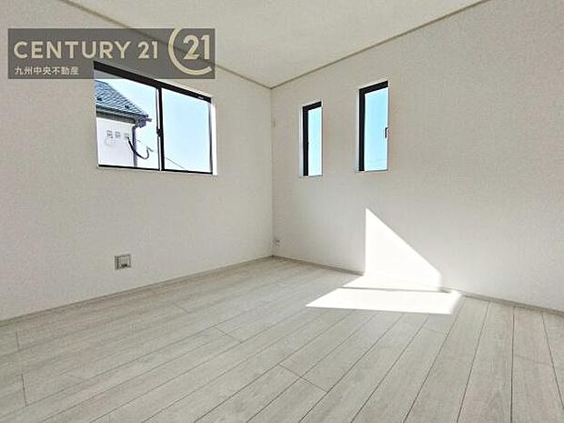 【洋室】2面採光を確保したお部屋。爽やかな風を感じて起きる朝は、快適生活の始まりに。