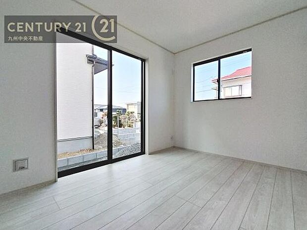 【洋室】家族一人ひとりの大切なプライベート空間。趣味に合わせて使って頂けるようシンプルに仕上げてあります。