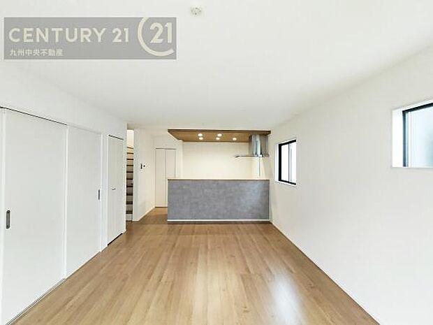 【リビング】暖かな光が包み込んでくれるLDKは家族みんなが自然と集まってくる場所。快適でゆったり寛げる空間となっています。