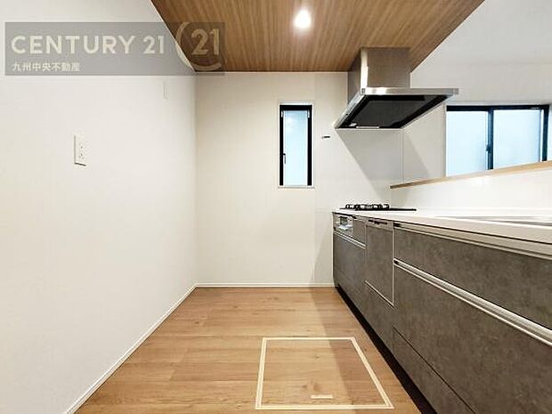 【キッチン】収納スペース・作業スペースが広いシステムキッチンは奥様にうれしいポイント。快適にお料理ができます。