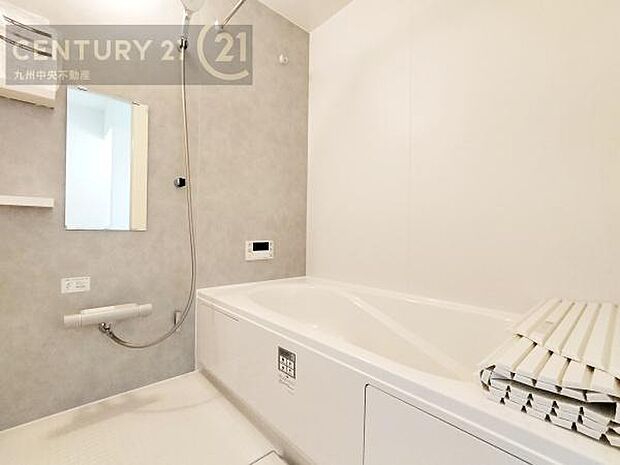 【ユニットバス】浴室暖房乾燥機付きで雨の日が多い梅雨の時期も安心です。また、冬のヒートショック対策としても活躍します。