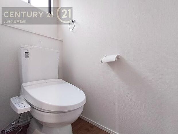 【トイレ】汚れてもサッとひと拭きでお手入れ簡単、エコ仕様の温水洗浄便座付きのトイレです。バリアフリーにも配慮しています。