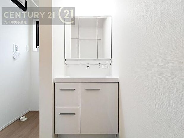 【洗面所】広々とした洗面スペースで朝時間も快適に。鏡の両サイドは、必要なものを取り出しやすく、大きな鏡面で朝の準備もスムーズに。