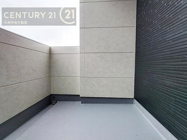 【バルコニー】広々バルコニー。日当たりも良く、洗濯物もよく乾きます。