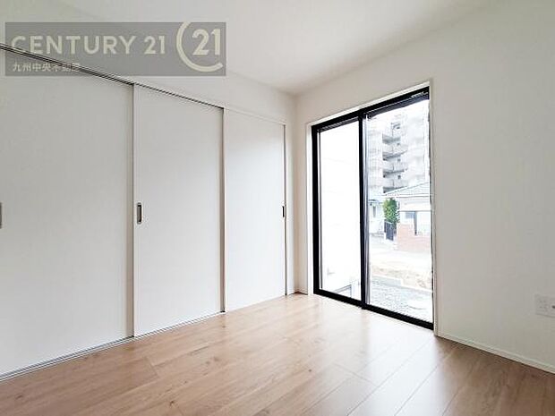 【洋室】家族一人ひとりの大切なプライベート空間。趣味に合わせて使って頂けるようシンプルに仕上げてあります。