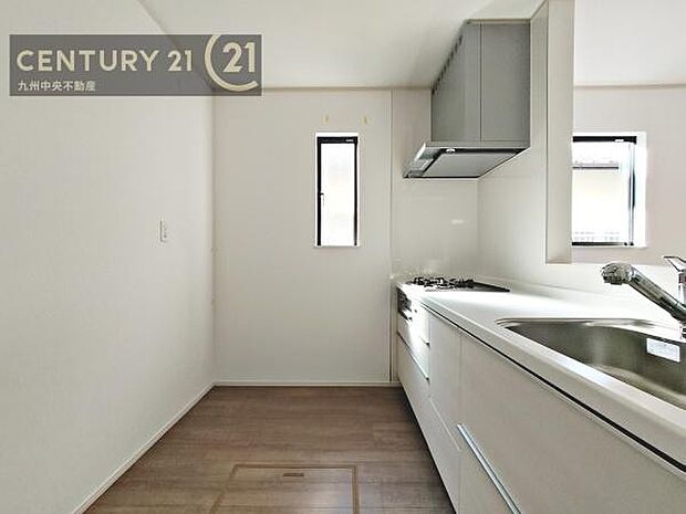 【キッチン】家族との会話を楽しめながら、お子様を見守りながら、お料理をすることができます。