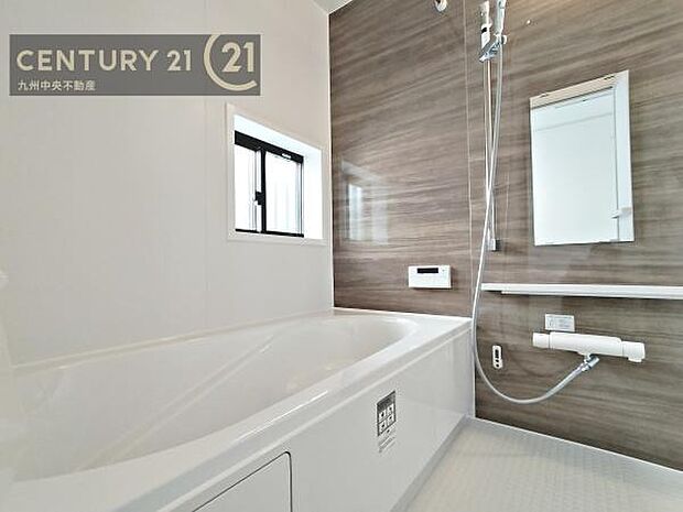 【ユニットバス】浴室暖房乾燥機付きで雨の日が多い梅雨の時期も安心です。また、冬のヒートショック対策としても活躍します。