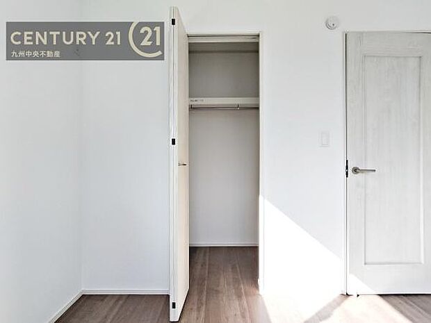 【クローゼット】お部屋ごとに設けた収納は住みやすさへのこだわりです。