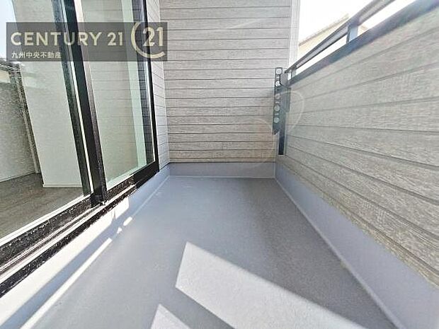 【バルコニー】日当たり良好なバルコニー。洗濯物やお布団もポッカポカに。