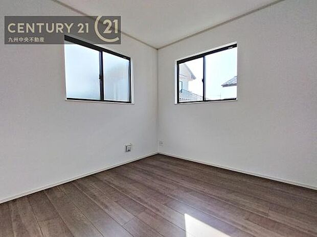 【洋室】2面採光を確保したお部屋。爽やかな風を感じて起きる朝は、快適生活の始まりに。