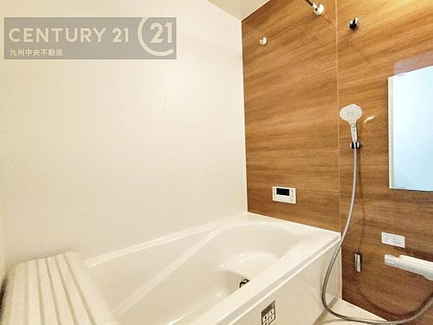 【ユニットバス】浴室暖房乾燥機付きで雨の日が多い梅雨の時期も安心です。また、冬のヒートショック対策としても活躍します。