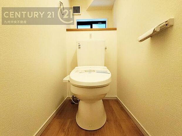 【トイレ】汚れてもサッとひと拭きでお手入れ簡単、エコ仕様の温水洗浄便座付きのトイレです。バリアフリーにも配慮しています。