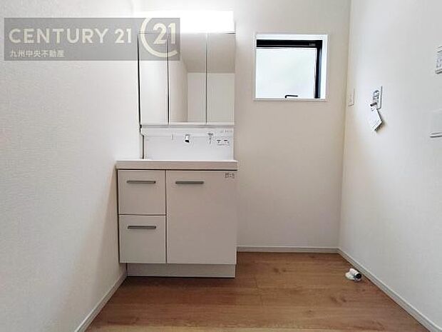 【洗面所】広々とした洗面スペースで朝時間も快適に。鏡の両サイドは、必要なものを取り出しやすく、大きな鏡面で朝の準備もスムーズに。