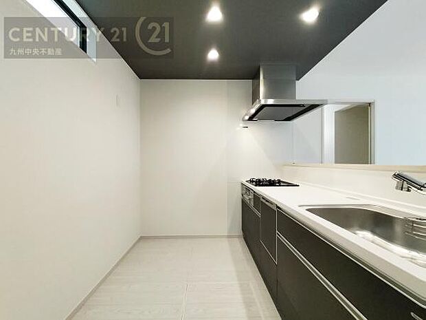 【キッチン】収納スペース・作業スペースが広いシステムキッチンは奥様にうれしいポイント。快適にお料理ができます。