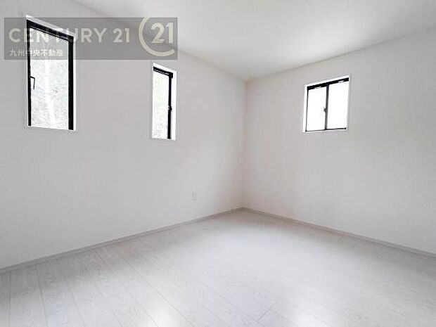 【洋室】2面採光を確保したお部屋。爽やかな風を感じて起きる朝は、快適生活の始まりに。