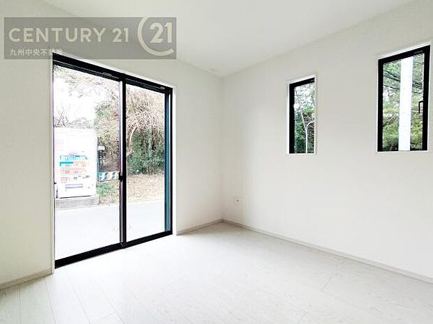 【洋室】家族一人ひとりの大切なプライベート空間。趣味に合わせて使って頂けるようシンプルに仕上げてあります。