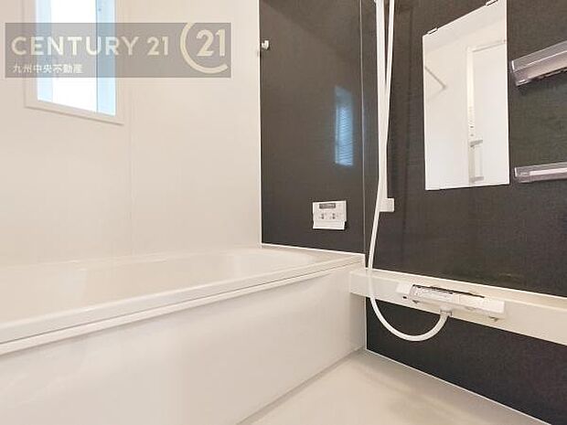 【ユニットバス】浴室暖房乾燥機付きで雨の日が多い梅雨の時期も安心です。また、冬のヒートショック対策としても活躍します。