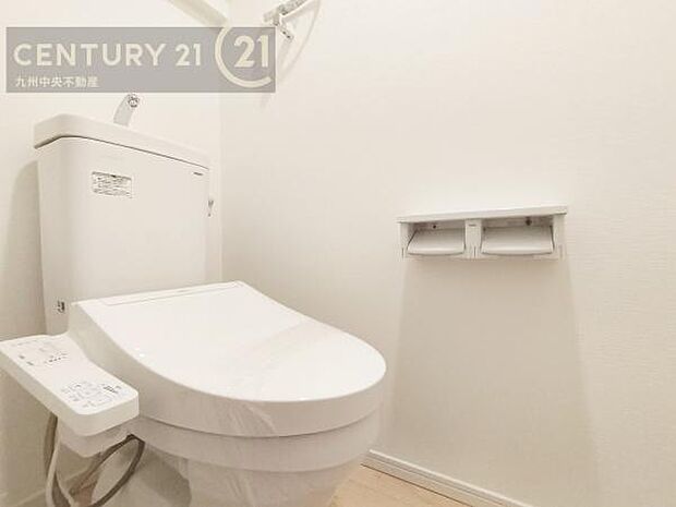 【トイレ】汚れてもサッとひと拭きでお手入れ簡単、エコ仕様の温水洗浄便座付きのトイレです。バリアフリーにも配慮しています。