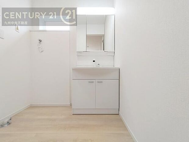 【洗面所】広々とした洗面スペースで朝時間も快適に。鏡の両サイドは、必要なものを取り出しやすく、大きな鏡面で朝の準備もスムーズに。