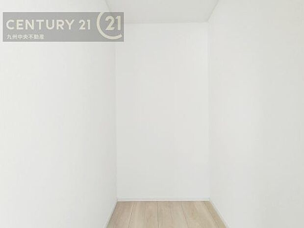 【ウォークインクローゼット】大型収納で片付け安心、生活にゆとりができ、お部屋もスッキリします。