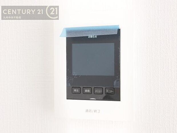 【TVモニターホン】TVモニターホン付きの玄関は、訪問者の顔を見て、応答することができます。センサーライトで、夜の帰宅も明るく照らしてくれます。