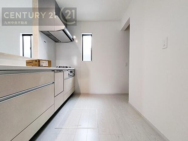 【キッチン】収納スペース・作業スペースが広いシステムキッチンは奥様にうれしいポイント。快適にお料理ができます。