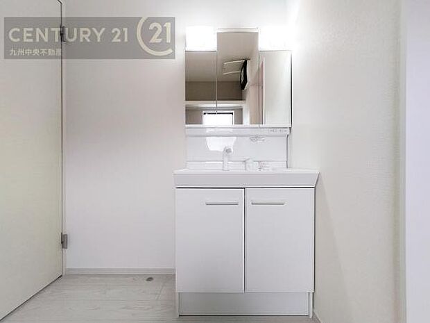 【洗面所】広々とした洗面スペースで朝時間も快適に。鏡の両サイドは、必要なものを取り出しやすく、大きな鏡面で朝の準備もスムーズに。