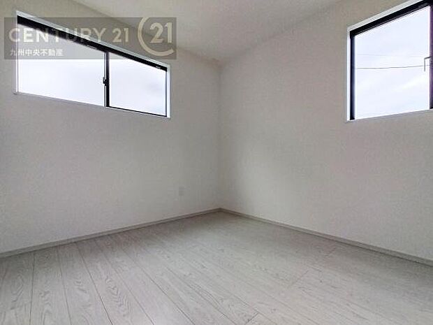 【洋室】家族一人ひとりの大切なプライベート空間。趣味に合わせて使って頂けるようシンプルに仕上げてあります。