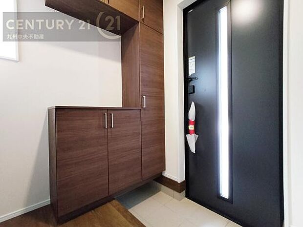 【玄関】玄関をスッキリに見せるために、シューズボックスを設置しました。オシャレは足元から。