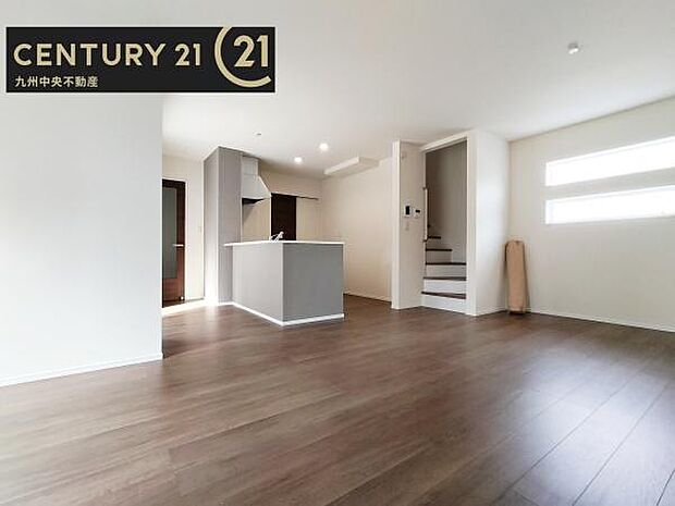 【リビング】暖かな光が包み込んでくれるLDＫは家族みんなが自然と集まってくる場所。快適でゆったり寛げる空間となっています。