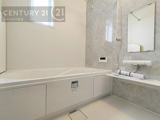 【ユニットバス】浴室暖房乾燥機付きで雨の日が多い梅雨の時期も安心です。また、冬のヒートショック対策としても活躍します。