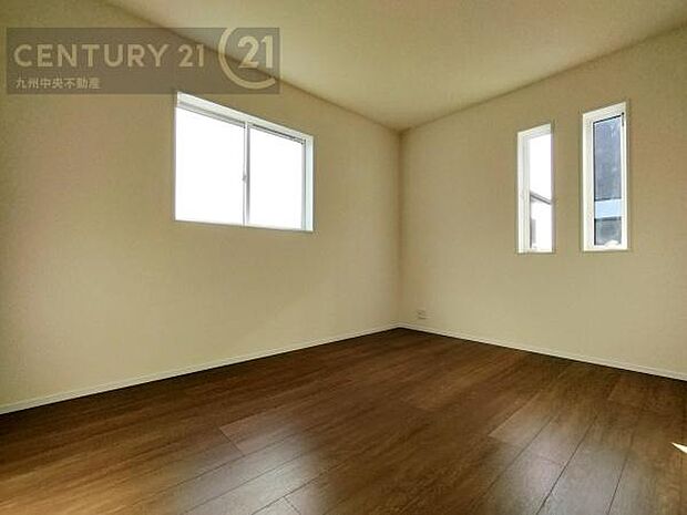 【洋室】家族一人ひとりの大切なプライベート空間。趣味に合わせて使って頂けるようシンプルに仕上げてあります。