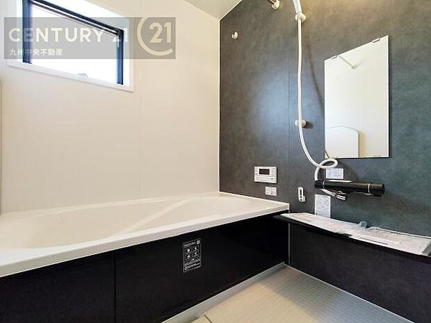 【ユニットバス】浴室暖房乾燥機付きで雨の日が多い梅雨の時期も安心です。また、冬のヒートショック対策としても活躍します。