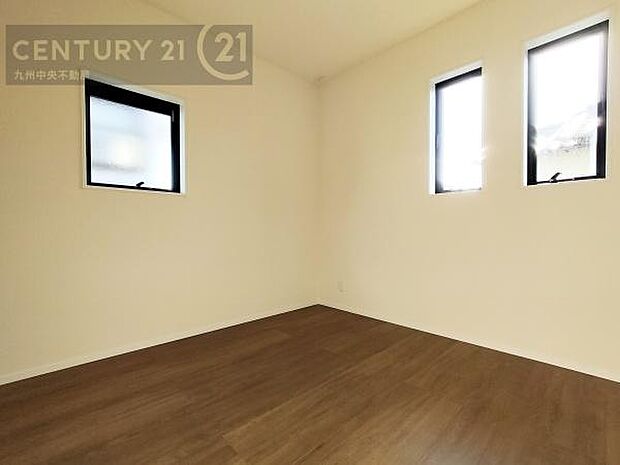 【洋室】2面採光を確保したお部屋。爽やかな風を感じて起きる朝は、快適生活の始まりに。