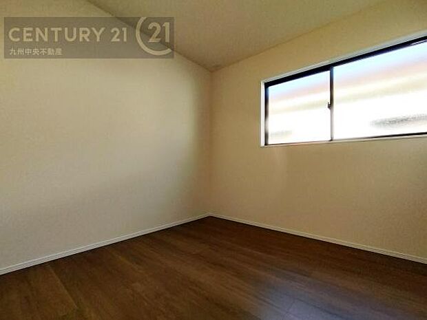 【洋室】家族一人ひとりの大切なプライベート空間。趣味に合わせて使って頂けるようシンプルに仕上げてあります。