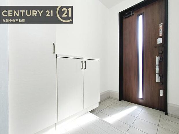 【玄関】玄関をスッキリに見せるために、シューズボックスを設置しました。オシャレは足元から。