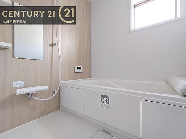 【ユニットバス】浴室暖房乾燥機付きで雨の日が多い梅雨の時期も安心です。また、冬のヒートショック対策としても活躍します。