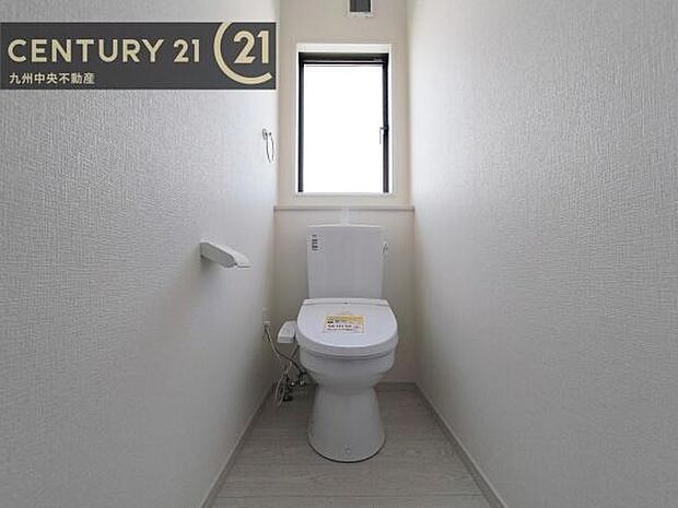 【トイレ】汚れてもサッとひと拭きでお手入れ簡単、エコ仕様の温水洗浄便座付きのトイレです。バリアフリーにも配慮しています。