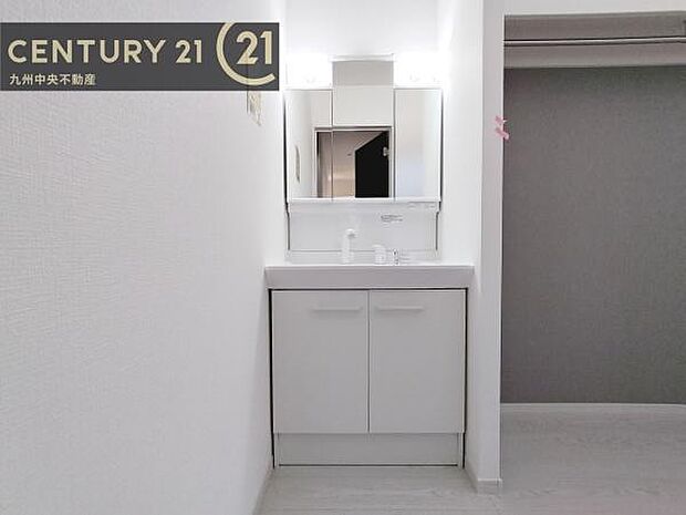 【洗面所】広々とした洗面スペースで朝時間も快適に。鏡の両サイドは、必要なものを取り出しやすく、大きな鏡面で朝の準備もスムーズに。